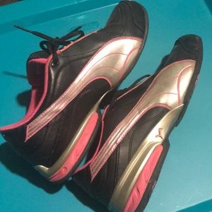Size 10 Women’s Black/pink/silver Pumas